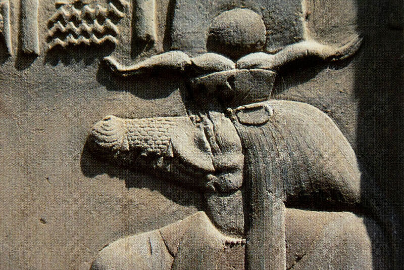 In Stein gemeißeltes göttliches Bild in Gestalt eines Krokodils.