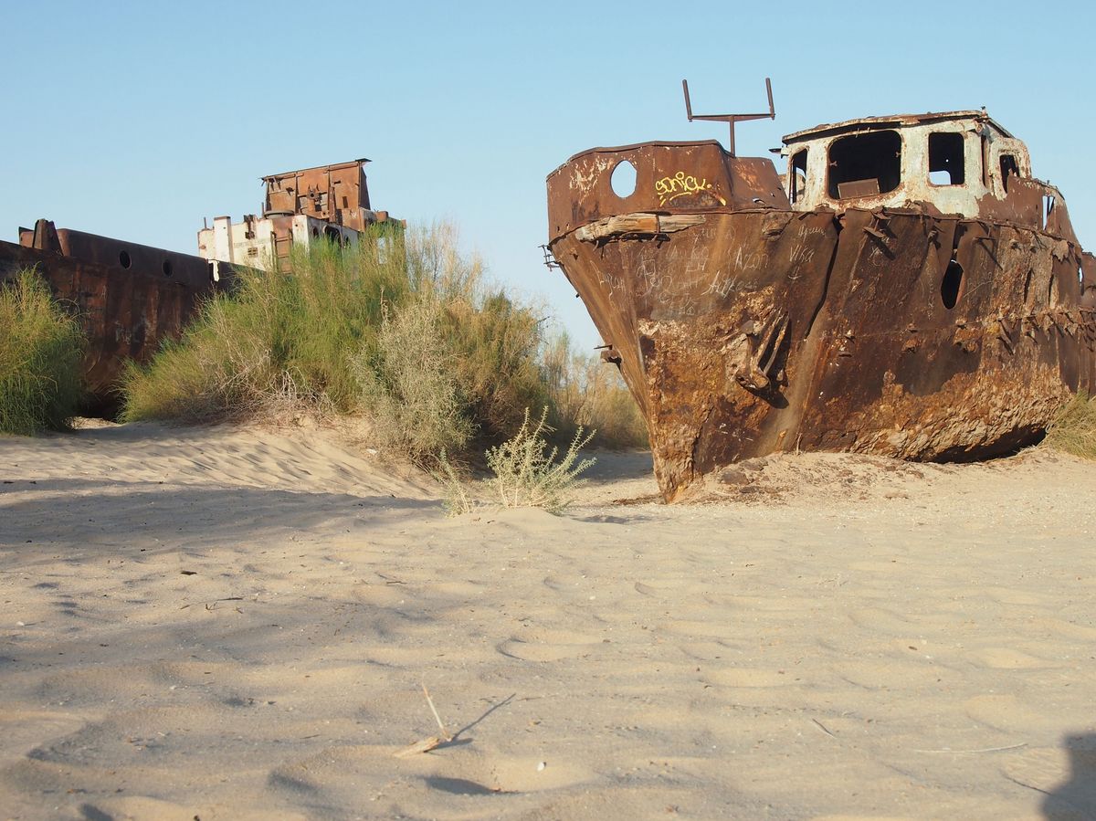 Ausgetrockneter Aralsee mit Schiffswrack