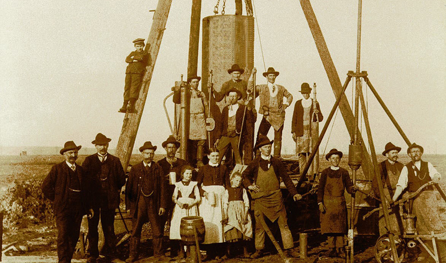 Altes vergilbtes Gruppenbild von Arbeitern, die an der Fassung 1 im Donauried bei Niederstotzinge stehen